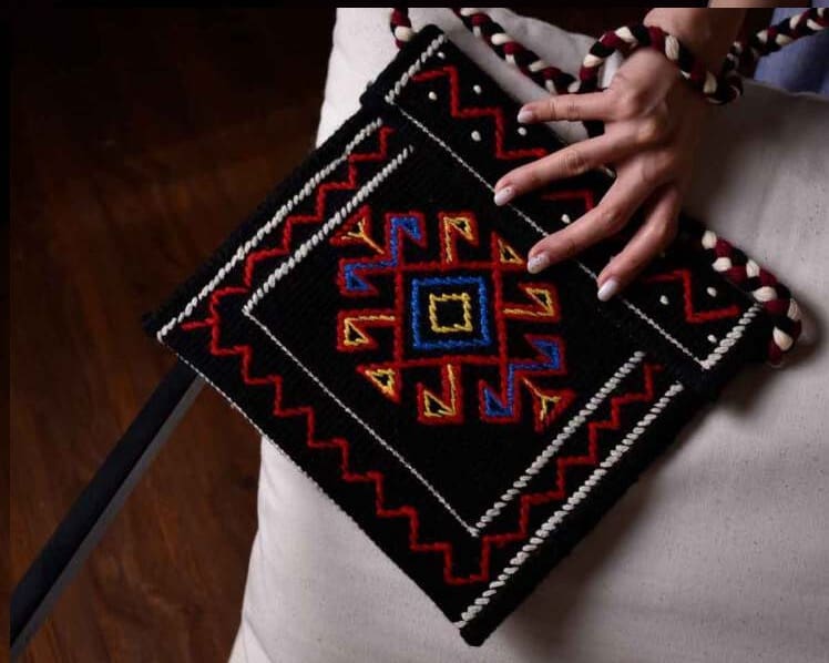 تصویر 3 از کیف گلیمی دستباف با ترکیب نقش های روستایی و پرداخت هنرمندانه